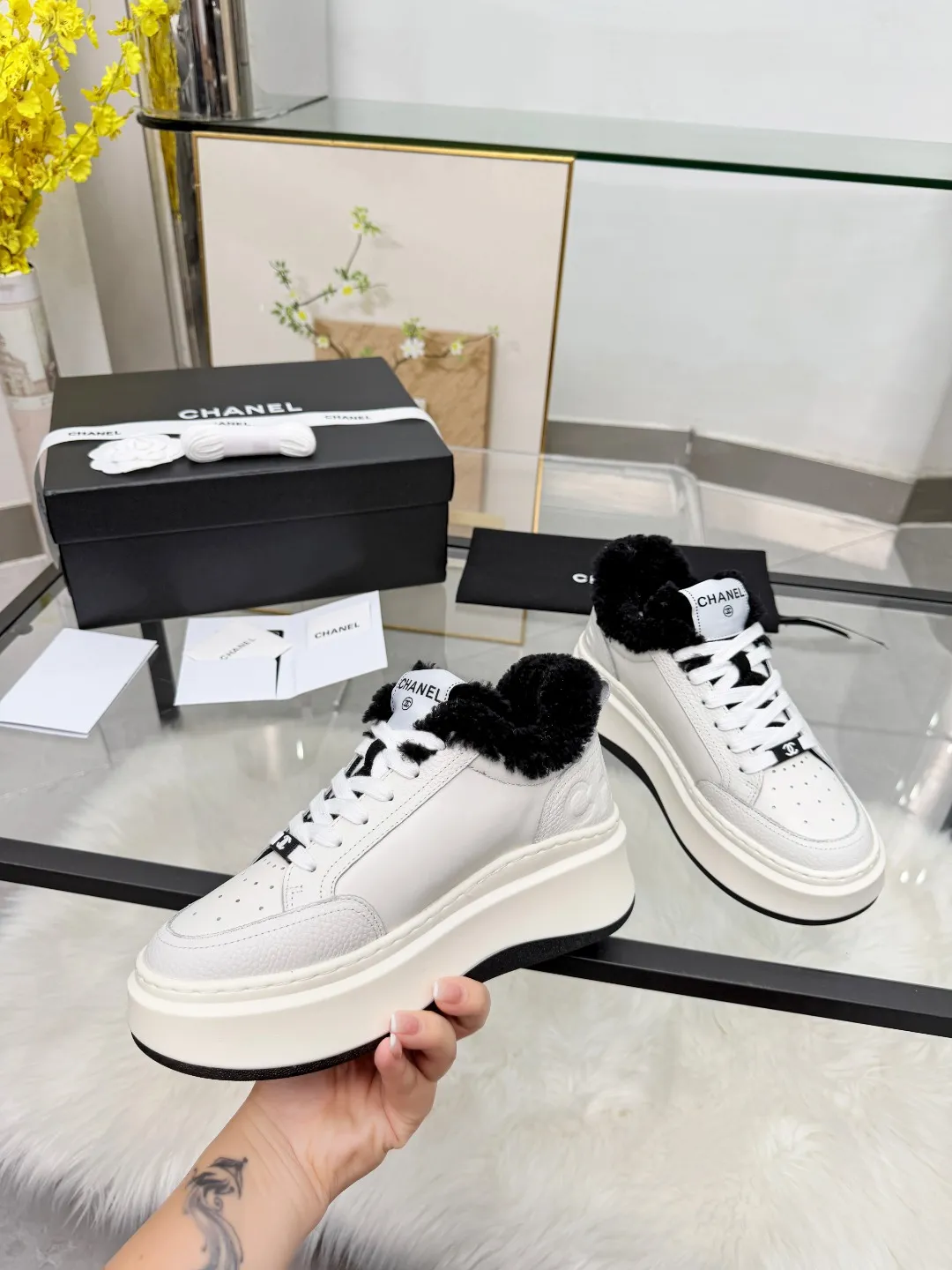 👟👟Ex-factory price 500👟👟 CHANEL 25C new autumn and winter sports shoes official website is available at the same time ❤️ Out of stock at counters. Major bloggers are recommending new styles on social days. This season’s new styles are simply eye-catching and look great on the feet. The casual casual sports style is cool and natural, interpreting Chanel’s fashionable femininity. The overall customization makes all sports shoes on the market at that time obsolete. This series is now available for sale! The upper is made of custom imported pebbled calf leather ➕ custom frosted calf leather. The lining is made of original one-to-one professionally customized mesh. Hardware accessories. Original full set of molds (not common in the market). Original custom molded TPU combination outsole. Height 4 cm. Women's size 35-40.